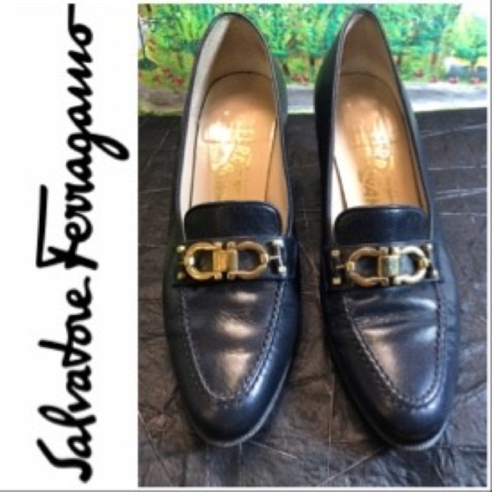 🍂Salvatore Ferragamo Navy Gancini loafer pump